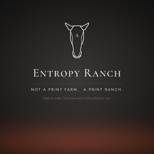 Op de afbeelding: Een donkergrijze afbeelding met een wit lijntekening-icoon van een paardenkop met een kleine driehoek op het voorhoofd. De tekst luidt: ENTROPY RANCH, NOT A PRINT FARM. A PRINT RANCH., en Made to order, from one unit to full production runs.