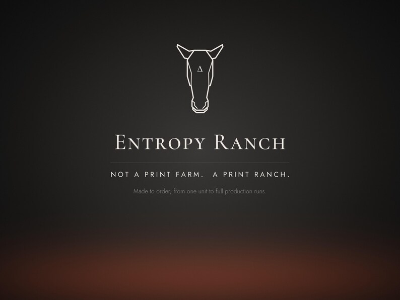 Op de afbeelding: Een donkergrijze afbeelding met een wit lijntekening-icoon van een paardenkop met een kleine driehoek op het voorhoofd. De tekst luidt: ENTROPY RANCH, NOT A PRINT FARM. A PRINT RANCH., en Made to order, from one unit to full production runs.