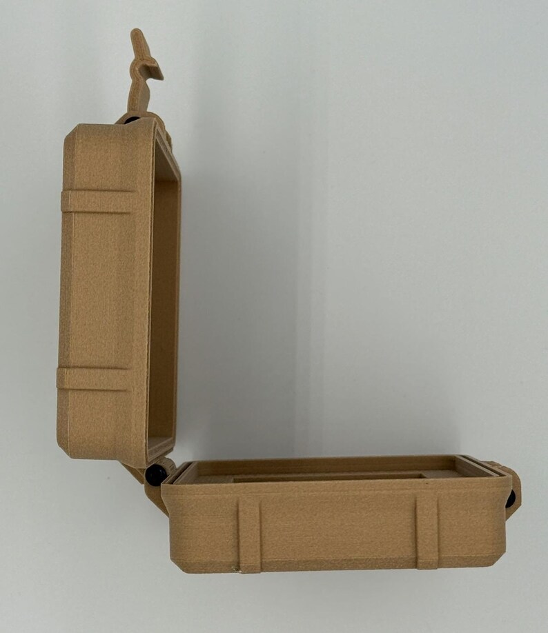 Puede incluir: Caja rectangular abierta de color beige con tapa abisagrada. La caja tiene una superficie texturizada y un peque&ntilde;o asa en la parte superior. La caja est&aacute; dise&ntilde;ada para proteger objetos.