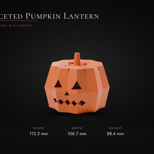 Może przedstawiać: Pomarańczowy, fasetowany lampion w kształcie dyni z tr&oacute;jkątnymi oczami i ustami w kształcie rombu. Tekst głosi Faceted Pumpkin Lantern. Wymiary: 112,2 mm szerokości, 106,7 mm głębokości i 88,4 mm wysokości. Projekt o geometrycznych płaszczyznach.