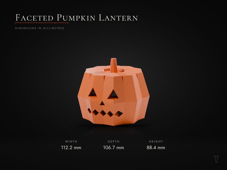 Może przedstawiać: Pomarańczowy, fasetowany lampion w kształcie dyni z tr&oacute;jkątnymi oczami i ustami w kształcie rombu. Tekst głosi Faceted Pumpkin Lantern. Wymiary: 112,2 mm szerokości, 106,7 mm głębokości i 88,4 mm wysokości. Projekt o geometrycznych płaszczyznach.