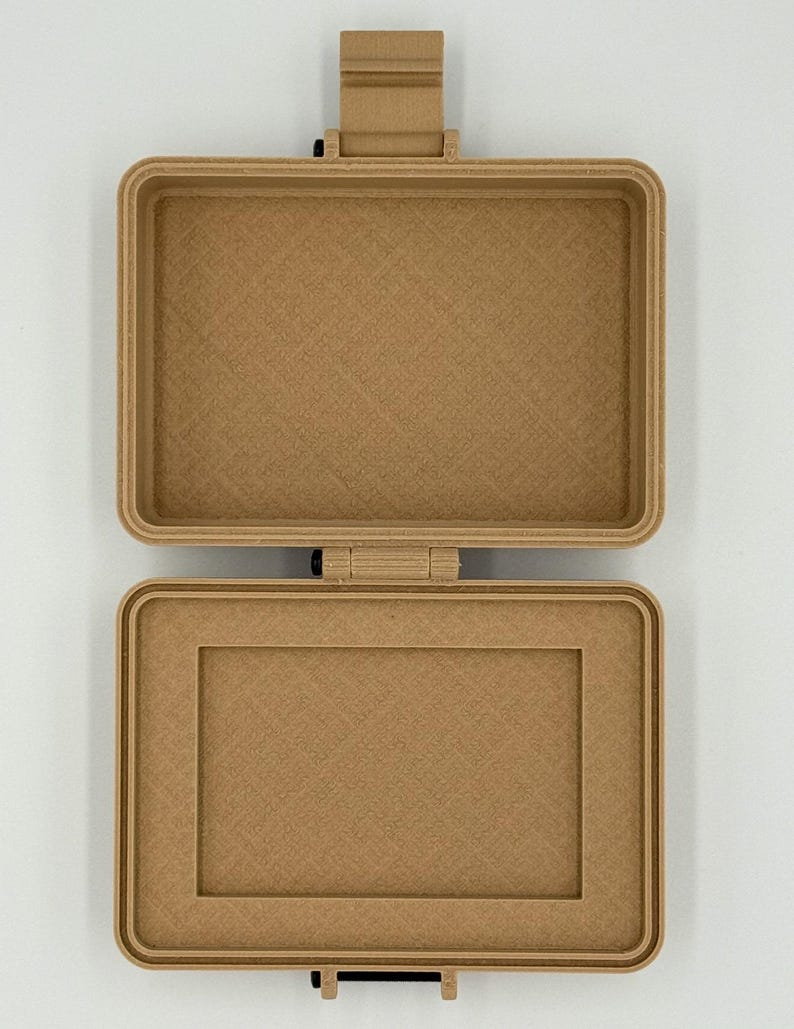 Puede incluir: Una caja rectangular abierta de color marr&oacute;n claro con una superficie texturizada. La caja tiene una tapa con bisagras y un cierre de pestillo. El interior de la caja tambi&eacute;n es marr&oacute;n claro y rectangular, con un borde elevado.