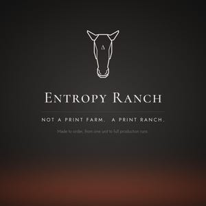 Puede incluir: Un gr&aacute;fico gris oscuro con un icono de cabeza de caballo en l&iacute;neas blancas y un peque&ntilde;o tri&aacute;ngulo en la frente. El texto dice: ENTROPY RANCH, NOT A PRINT FARM. A PRINT RANCH., y Made to order, from one unit to full production runs.
