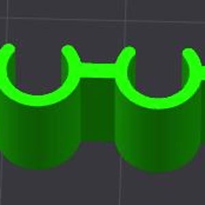 Puede incluir: Un objeto verde brillante renderizado en 3D con cuatro secciones cilíndricas conectadas por una barra horizontal plana. Cada cilindro tiene una parte superior curva, creando una serie de cuatro arcos conectados. El objeto está sobre un fondo gris oscuro.