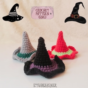 Puede incluir: Una colección de tres sombreros de bruja de ganchillo en gris, negro y rojo, con detalles verdes y morados. Los sombreros están hechos a mano y se colocan sobre una superficie blanca. La imagen también incluye un gráfico de un sombrero de bruja y el texto "CROCHET PATTERN (ENG)".