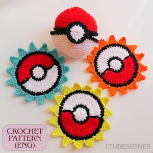 Puede incluir: Una colección de artículos de ganchillo que incluyen una bola roja y blanca y tres posavasos. La bola es roja y blanca con una banda negra. Los posavasos son azules, naranjas y amarillos, cada uno con un diseño rojo, blanco y negro. El texto "CROCHET PATTERN (ENG)" es visible.