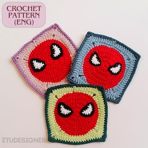 Pode incluir: Três quadrados de crochê com um rosto vermelho e olhos brancos, lembrando uma máscara de super-herói. Cada quadrado tem uma cor de borda diferente: roxo, azul e verde. O texto "CROCHET PATTERN (ENG)" está no canto superior esquerdo.