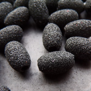 30 Vintage Black Glitter Oval Lucite Beads, Imperfects, Textured Beads, Boho Beads, Glitter, Silver Sparkle, Oval Shaped, 13mm, Lightweight
