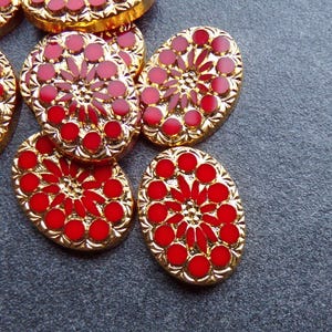 1 Super Rare Czechoslovakia Rot & Gold Oval Glascabochon, 18 mm x 13, flache Rückseite, Boho Perlen, kompliziertes Design, kunstvoll, wunderschön