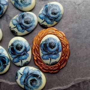 1 Vintage Blue & White Flower Cabochon, 25 x 18, Floral Cabochon, Oval Cabochon, Glass Cabochon, Decaled Cabochon, Flat Back, Blue Roses