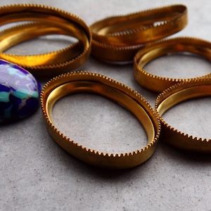 4 Vintage Brass Oval Settings, Sawtooth Settings, Serrated Edge, 25 x 18, Vintage Finding, Vintage Setting, Brass Setting, Oval Setting