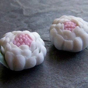 2 Vintage Cabbage Rose Porcelain Cabochons, 3D, Flower Cabochon, Spring Flowers, Cabochons Vintage Porcelain Flowers, White Roses, 20mm