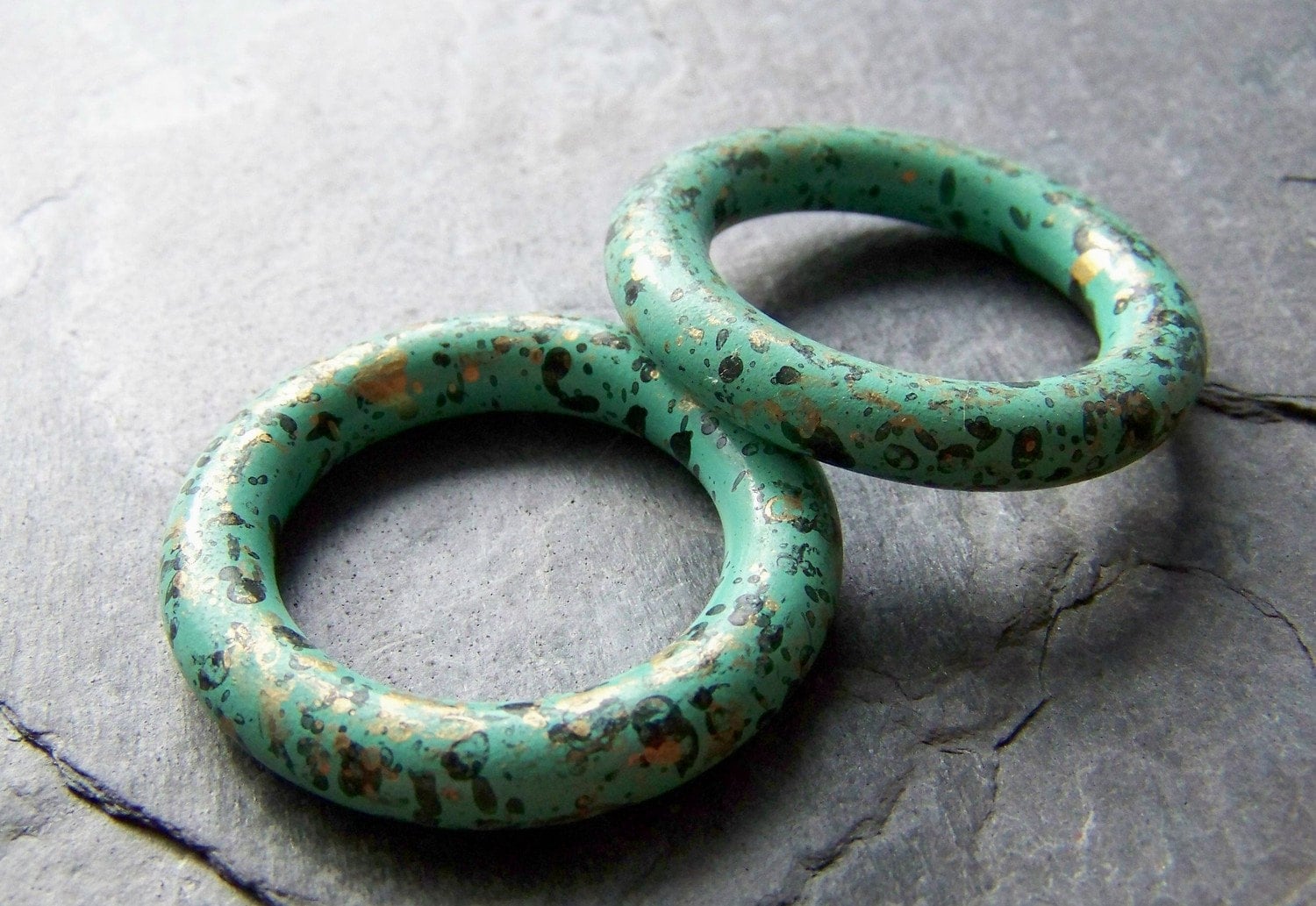 2 grandi perline a cerchio con patina verderame, perline boho, perline verdirame, 40 mm, perlina ad anello, patina spagnola, perline di lucite, perlin