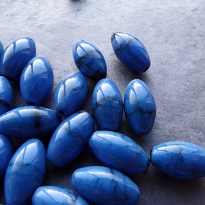 30 Vintage Blue Marble Lucite Oval Beads, 14mm