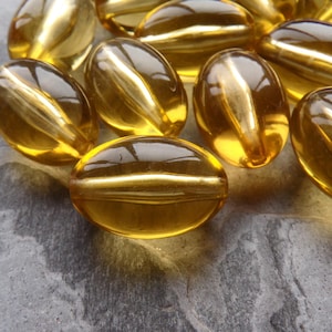 20 Vintage Lucite Golden Honey Oval Beads, Light Topaz, Translucent, Vintage Beads, 18mm, Large Beads, Lightweight, Lemon Beads
