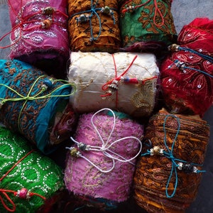 1 Rolle Sari Seidenstoff Reststücke, Reste, Reste Stoff, Recycled Sari Seide, Verzierte Seidenborte, Mischtechnik, Boho Stoff, Streifen