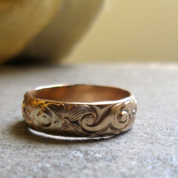 Gold floral pattern ring