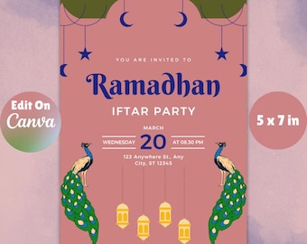 Op de afbeelding: Een roze en groene Ramadan Iftar-partij uitnodiging met een pauwenontwerp. De uitnodiging bevat de tekst "You are invited to Ramadan Iftar Party", "Wednesday, March 20, at 08:30 PM", "123 Anywhere St., Any City, ST 12345" en "5 x 7 in".