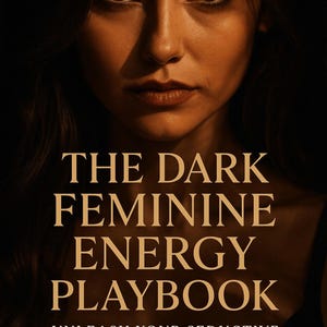 Op de afbeelding: Een boekomslag met de titel "THE DARK FEMININE ENERGY PLAYBOOK" in gouden letters. De tekst eronder luidt "UNLEASH YOUR SEDUCTIVE POWER AND CONFIDENCE". De afbeelding toont het gezicht van een vrouw met een donkere, mysterieuze uitstraling.