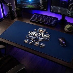 Könnte beinhalten: Eine große rechteckige dunkelblaue Schreibtischunterlage mit einem zentralen Logo mit dem Text The Poo's SPORTS CARDS, einem goldenen Fußball-Symbol und vier Social-Media-Plattform-Symbolen, eBay Live, TikTok, Instagram und WhatsApp, in einer Reihe.