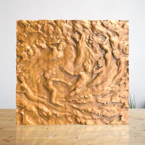 Puede incluir: Escultura en relieve de madera que representa múltiples figuras en una composición dinámica y fluida. Las figuras parecen estar en movimiento, con los brazos extendidos y los cuerpos contorsionados. La madera tiene un tono cálido y natural, y el tallado es detallado.