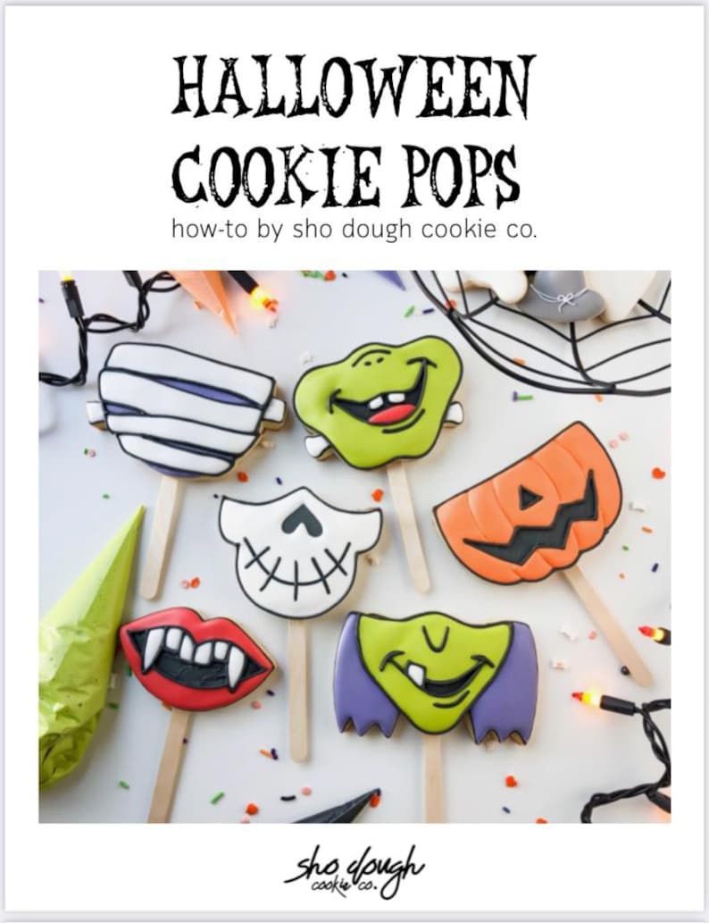 Op de afbeelding: Halloween koekjeslollies op houten stokjes, met mummie, Frankenstein, schedel, pompoen, vampier en heks ontwerpen. De afbeelding bevat de tekst "HALLOWEEN COOKIE POPS" en "how-to by sho dough cookie co."