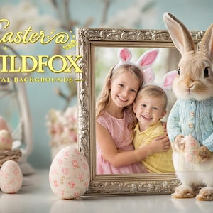 Könnte beinhalten: Ein digitales Hintergrundbild zum Thema Ostern mit einem gerahmten Foto von zwei Kindern mit Hasenohren, einem Plüschhasen mit blauem Pullover und dekorativen Ostereiern in einem Korb. Der Text "Easter @ WILDFOX DIGITAL BACKGROUNDS" ist sichtbar.