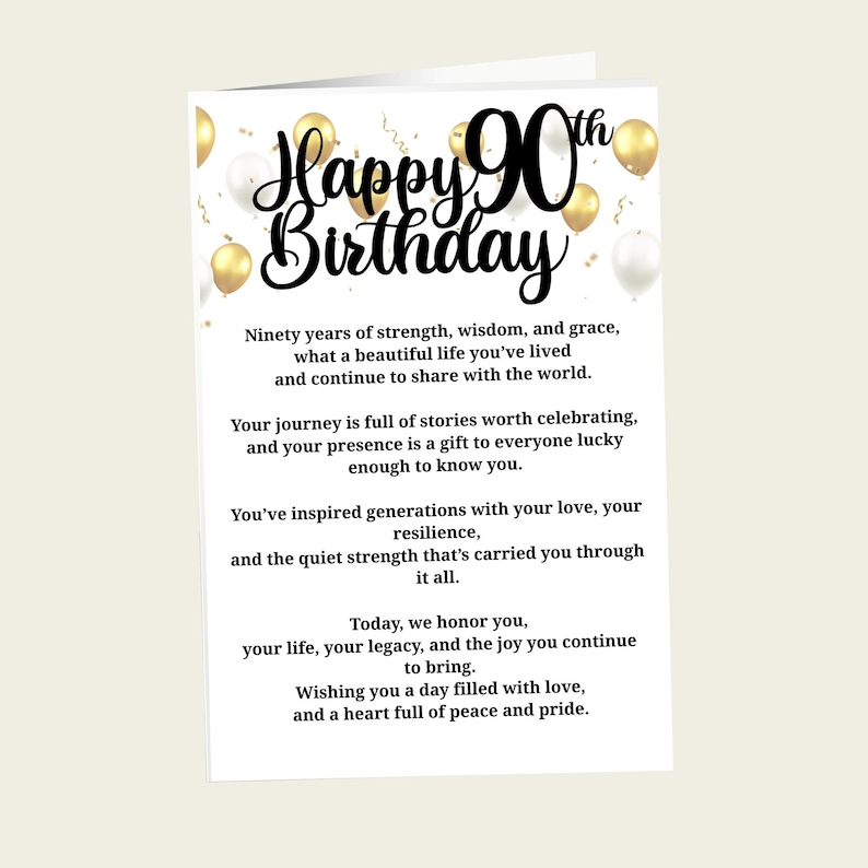 以下が含まれることがあります： 「Happy 90th Birthday」の文字が黒い筆記体で書かれた白いグリーティングカード。金と白の風船で飾られています。このカードには、強さと知恵に満ちた人生を祝うメッセージが書かれています。