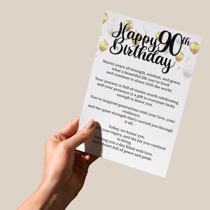 以下が含まれることがあります： 「Happy 90th Birthday」の文字が黒い筆記体で書かれ、金色の風船が描かれた白いバースデーカード。強さと知恵に満ちた人生を祝う心温まるメッセージが書かれています。
