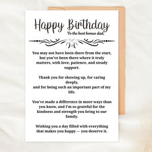 Può includere: Un biglietto di auguri bianco con la scritta "Happy Birthday" e un messaggio per un patrigno. Il biglietto è su una busta marrone. Il messaggio esprime gratitudine e apprezzamento.