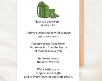 Op de afbeelding: Wenskaart met een bruinbeige envelop. De kaart toont een illustratie van een groene rugzak en wandelschoenen. De tekst op de kaart luidt: "Deze weg die je bewandelt - hij vraagt veel... We zijn bij je - in geest, in kracht, en in alle hoop op je veilige terugkeer."