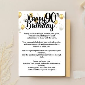 以下が含まれることがあります： 「Happy 90th Birthday」の文字が黒い筆記体で書かれた白いグリーティングカード。心のこもったメッセージが書かれており、金と白の風船で飾られています。カードは金の封筒に入っています。