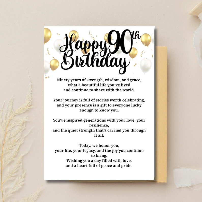 以下が含まれることがあります： 「Happy 90th Birthday」の文字が黒い筆記体で書かれた白いグリーティングカード。心のこもったメッセージが書かれており、金と白の風船で飾られています。カードは金の封筒に入っています。
