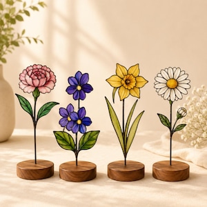 Gepersonaliseerd verjaardagscadeau voor mama, op maat gemaakte bloemendecoratie voor op het bureau, glas-in-lood geboortemaandbloem met houten voet, een betekenisvol cadeau voor haar.