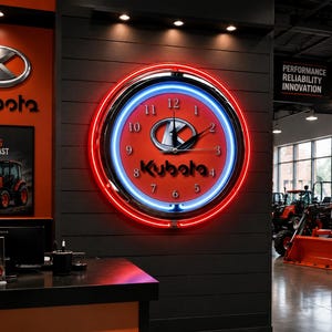 Peut inclure: Une horloge murale ronde avec un cadran rouge arborant le logo Kubota et des chiffres noirs. L'horloge est entourée d'un tube néon circulaire diffusant des anneaux lumineux rouges et bleus, fixée sur un mur à panneaux horizontaux sombres.