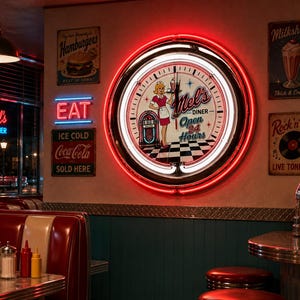 Pode incluir: Um grande relógio de parede circular com uma borda de néon vermelho, apresentando um gráfico de uma pessoa servindo, uma jukebox e o texto Mel's Diner Open 24 Hours. O mostrador tem um padrão xadrez preto e branco e sinais vintage.