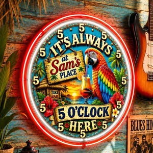 Op de afbeelding: Een ronde neon wandklok met een tropische scène met een kleurrijke papegaai, een tiki-bar en een cocktail. De wijzerplaat toont de tekst "IT'S ALWAYS 5 O'CLOCK HERE AT SAM'S PLACE" met het cijfer 5 herhaald langs de buitenrand.