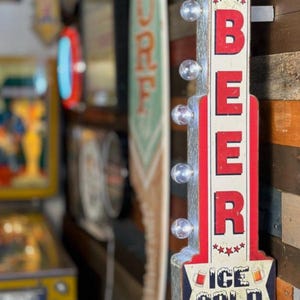 Dubbelsidig LED-väggskylt med kall öl i metall, garage, uteplats, bar, spelrum, man cave, she shack, present, neonskylt, rum