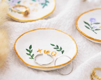 パーソナライズされた粘土リングディッシュ、カスタムウェディングギフト、花のジュエリーホルダー