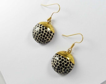 Boucles d'oreilles céramique beige noir or points