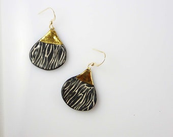 Boucles d'oreilles céramique beige noir or lignes