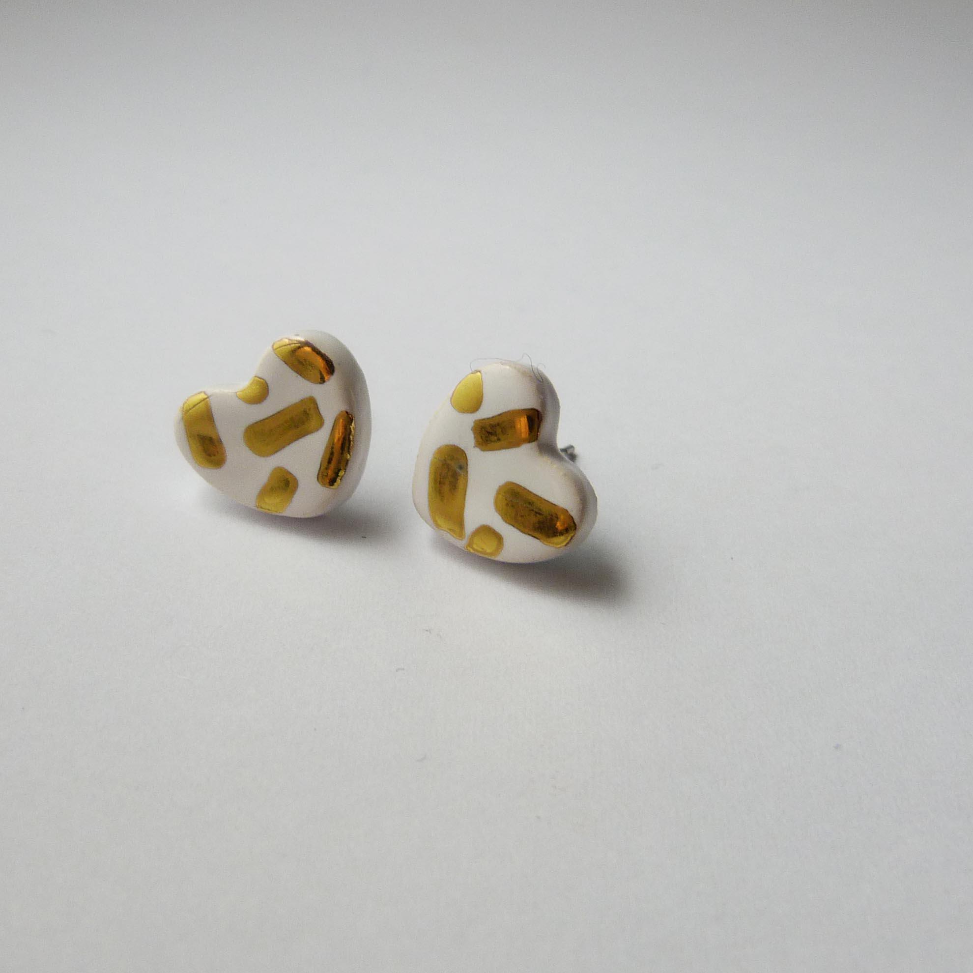 Herz-Ohrstecker aus Keramik in Weißgold