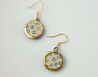 Boucles d'oreilles céramique beige bleu turquoise points fleurs or cercles