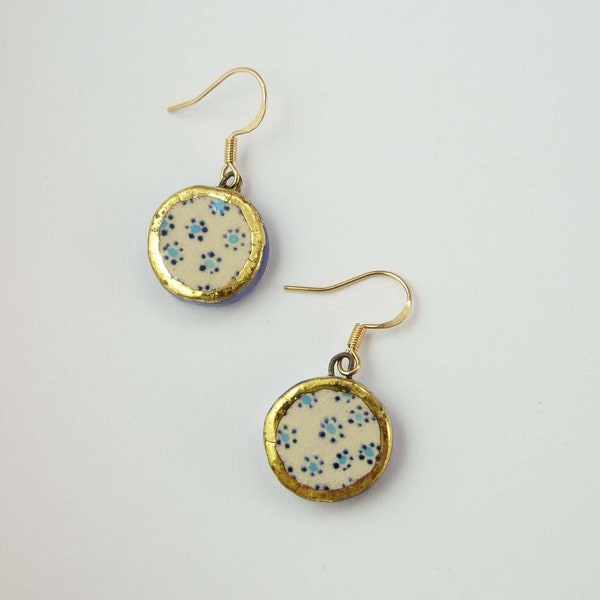 Boucles d'oreilles céramique beige bleu turquoise points fleurs or cercles