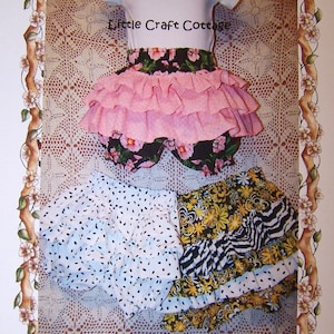 Może przedstawiać: Wzór szycia na bufiasty spodnie dla niemowląt i małych dzieci. Wzór zawiera trzy rozmiary i nazywa się "Ruffled Bootey Fancy Pants" z kolekcji "Little Craft Cottage".