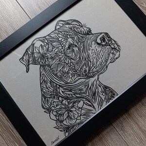 ガラスに花のモチーフを描いた犬（ピットブル）