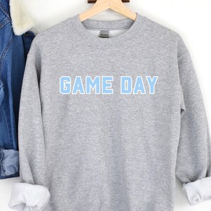 Sudadera con cuello redondo Game Day, camiseta Gameday, sudadera minimalista de color escolar, regalo para mamá deportista, papá, atleta, exalumno, maestro, entrenador