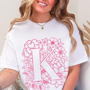 Camiseta con monograma floral, camiseta personalizada con monograma para niñas, regalo para ella, mamá, abuela, amiga, hermana, compañera de piso o de trabajo.
