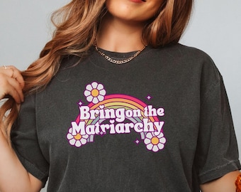 T-shirt Rainbow Matriarchy Comfort Colors: retro feministisch cadeau