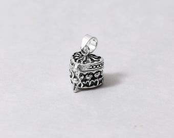 Colgante de caja de oración con forma de corazón de plata oxidada, con compartimento secreto de filigrana para collar.